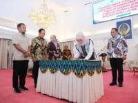 ENERGI. Bupati Gowa, Sitti Husniah Talenrang saat menandatangani kerja sama pengelolaan sampah menjadi energi listrik (PSEL) dengan Pemkot Makassar dan Pemkab Maros.