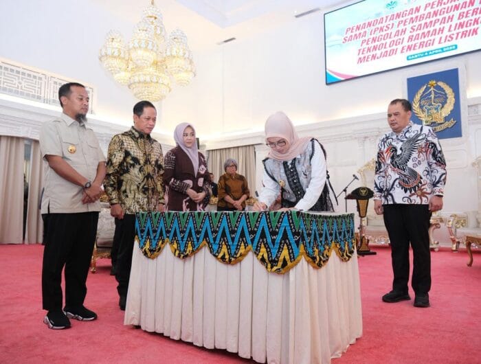 ENERGI. Bupati Gowa, Sitti Husniah Talenrang saat menandatangani kerja sama pengelolaan sampah menjadi energi listrik (PSEL) dengan Pemkot Makassar dan Pemkab Maros.