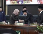 TERMUDA. Ketua DPRD Gowa, Fahmu Adam saat menjabat tangan Bupati Gowa, Sitti Husniah Talenrang di sela paripurna penetapan ketua DPRD Gowa, Senin, 6 April 2026. Pucuk pimpinan eksekutif dan legislatif ini sepakat untuk wujudkan pembangunan berkelanjutan di Gowa.