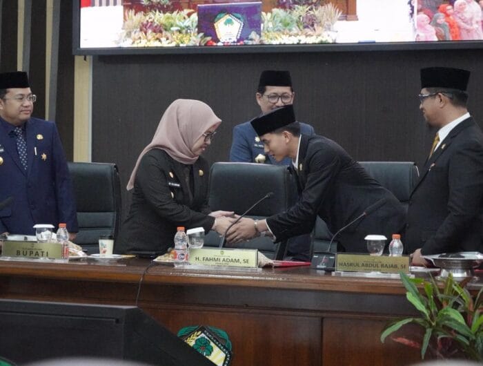 TERMUDA. Ketua DPRD Gowa, Fahmu Adam saat menjabat tangan Bupati Gowa, Sitti Husniah Talenrang di sela paripurna penetapan ketua DPRD Gowa, Senin, 6 April 2026. Pucuk pimpinan eksekutif dan legislatif ini sepakat untuk wujudkan pembangunan berkelanjutan di Gowa.