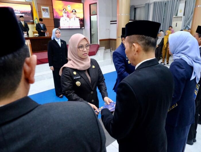 LANTIK. Bupati Gowa, Sitti Husniah Talenrang melantik Pejabat Pimpinan Tinggi Pratama yang berlangsung di Baruga Karaeng Galesong, Kantor Bupati Gowa, Sabtu (6/4).