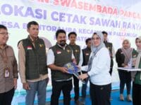 ALSINTAN. Bupati Gowa, Sitti Husniah Talenrang menyerahkan bantuan alat mesin pertanian (Alsintan) dalam bentuk pinjam pakai kepada kelompok tani di Gowa yang tersentuh program CSR.