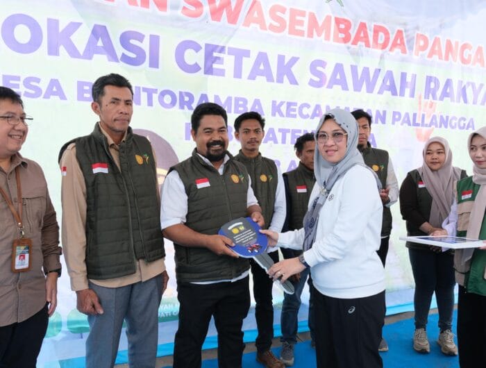 ALSINTAN. Bupati Gowa, Sitti Husniah Talenrang menyerahkan bantuan alat mesin pertanian (Alsintan) dalam bentuk pinjam pakai kepada kelompok tani di Gowa yang tersentuh program CSR.