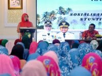 STUNTING. upati Gowa, Husniah Talenrang saat menghadiri Halal Bihalal dan Sosialisasi Cegah Kawin Anak dan Stunting untuk Gowa Maju yang dilaksanakan melalui kolaborasi Ikatan Penyuluh Agama RI dan Kelompok Kerja Majelis Ta’lim Kabupaten Gowa di Baruga Tinggimae, Rujab Bupati Gowa, Kamis (9/4).