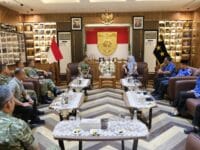 SINERGI. Bupati Gowa, Sitti Husniah Talenrang usai melakukan silaturahmi dengan Pangdam XIV/Hasanuddin, Mayjen TNI Bangun Nawoko di Makodam XIV/Hasanuddin, Jumat (10/4).