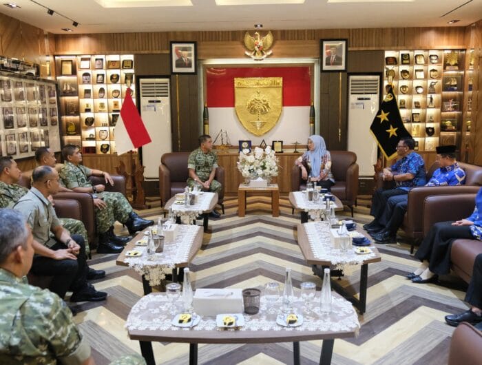 SINERGI. Bupati Gowa, Sitti Husniah Talenrang usai melakukan silaturahmi dengan Pangdam XIV/Hasanuddin, Mayjen TNI Bangun Nawoko di Makodam XIV/Hasanuddin, Jumat (10/4).