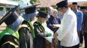 GENERASI. Wakil Bupati Gowa, Darmawangsyah Muin saat menghadiri wisuda santri dan santriwati DPK BKPRMI Kecamatan Bontonompo Selatan.