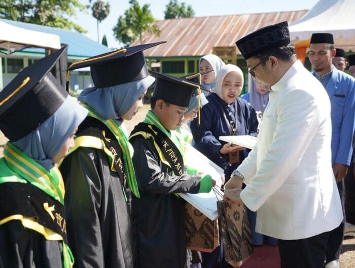 GENERASI. Wakil Bupati Gowa, Darmawangsyah Muin saat menghadiri wisuda santri dan santriwati DPK BKPRMI Kecamatan Bontonompo Selatan.