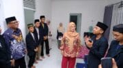 KAFILAH. Bupati Gowa, Sitti Husniah Talenrang saat mengecek penginapan dan dapur para kafilah Gowa yang akan berlaga di MTQ Maros.