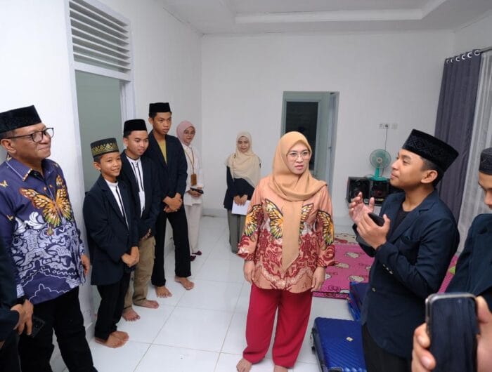 KAFILAH. Bupati Gowa, Sitti Husniah Talenrang saat mengecek penginapan dan dapur para kafilah Gowa yang akan berlaga di MTQ Maros.