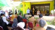 DUKA. Bupati Gowa, Sitti Husniah Talenrang saat melayat di rumah duka almarhum Mappataja Situju, Selasa, 14 April 2026.