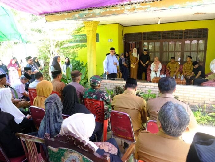 DUKA. Bupati Gowa, Sitti Husniah Talenrang saat melayat di rumah duka almarhum Mappataja Situju, Selasa, 14 April 2026.