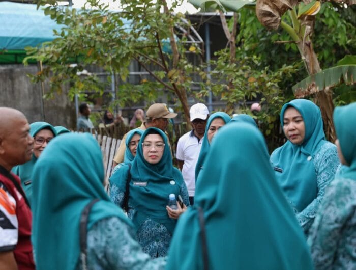 KEBUN. Tim penggerak PKK Kota Makassar dalam kegiatan Bimtek Kebun dan Aku Hatinya PKK di tiga kecamatan, yakni Biringkanaya, Tamalanrea, dan Manggala.