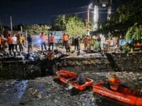 BERSIH. Kanal Karuwisi Makassar dibersihkan oleh tim BPBD Makassar.