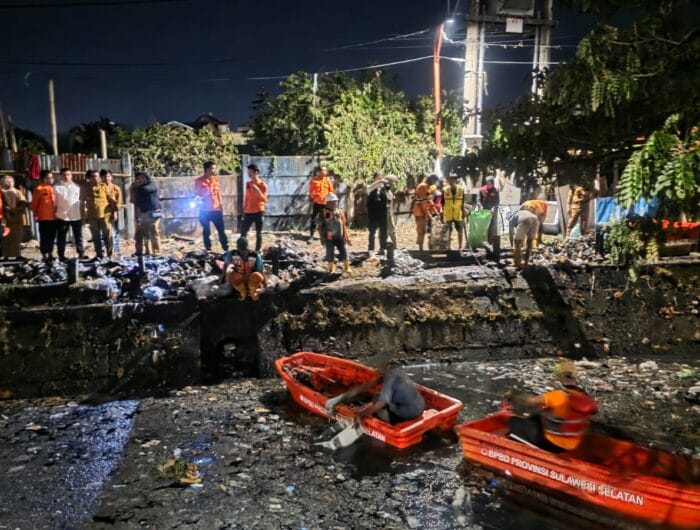BERSIH. Kanal Karuwisi Makassar dibersihkan oleh tim BPBD Makassar.