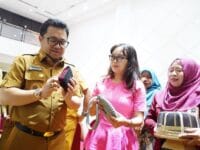 PASAR EKSPOR. Wakil Bupati Gowa, Darmawangsyah Muin membuka Pelatihan Pengenalan Ekspor bagi Pelaku UMKM di Hotel Traveller, Kota Makassar, Selasa (14/4)