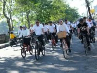 RABU BERSEPEDA. Bupati Gowa, Sitti Husniah Talenrang bersepeda saat menuju kantor Bupati Gowa, Rabu, 15 April 2026.