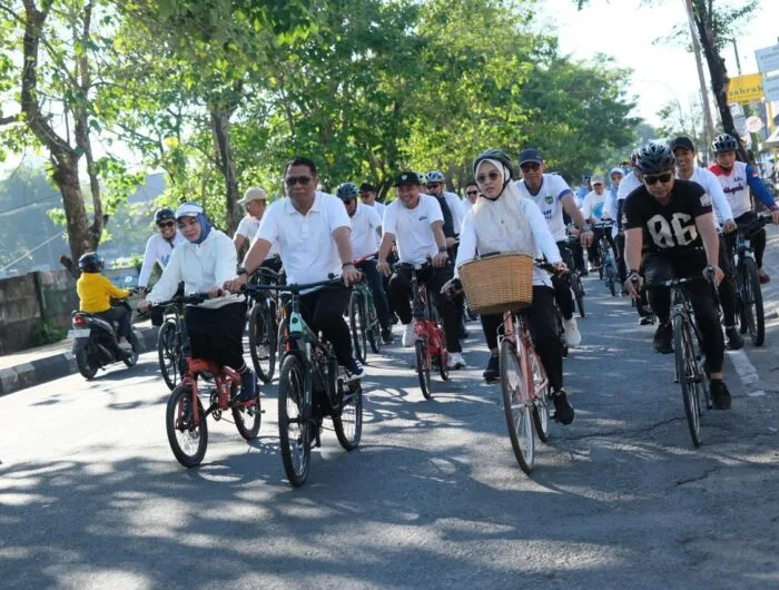 RABU BERSEPEDA. Bupati Gowa, Sitti Husniah Talenrang bersepeda saat menuju kantor Bupati Gowa, Rabu, 15 April 2026.