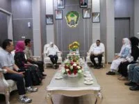 TERBAIK. Bupati Gowa, Sitti Husniah Talenrang saat melepas tiga pelajar terbaik di Gowa yang mendapatkan beasiswa ke Universitas Sampoerna.