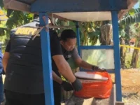 EVAKUASI. Polisi mengamankan jasad bayi yang ditemukan di boks cendol di Gowa.