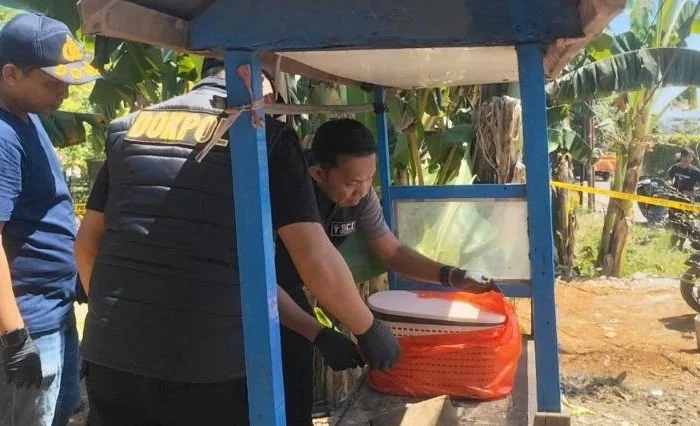 EVAKUASI. Polisi mengamankan jasad bayi yang ditemukan di boks cendol di Gowa.
