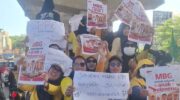 JANGAN HAPUS MBG. Emak-emak di Makassar melakukan aksi unjuk rasa menolak rencana penghapusan MBG yang merupakan program prioritas Presiden RI, Prabowo Subianto, Rabu, 24 Juni 2026.
