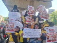 JANGAN HAPUS MBG. Emak-emak di Makassar melakukan aksi unjuk rasa menolak rencana penghapusan MBG yang merupakan program prioritas Presiden RI, Prabowo Subianto, Rabu, 24 Juni 2026.